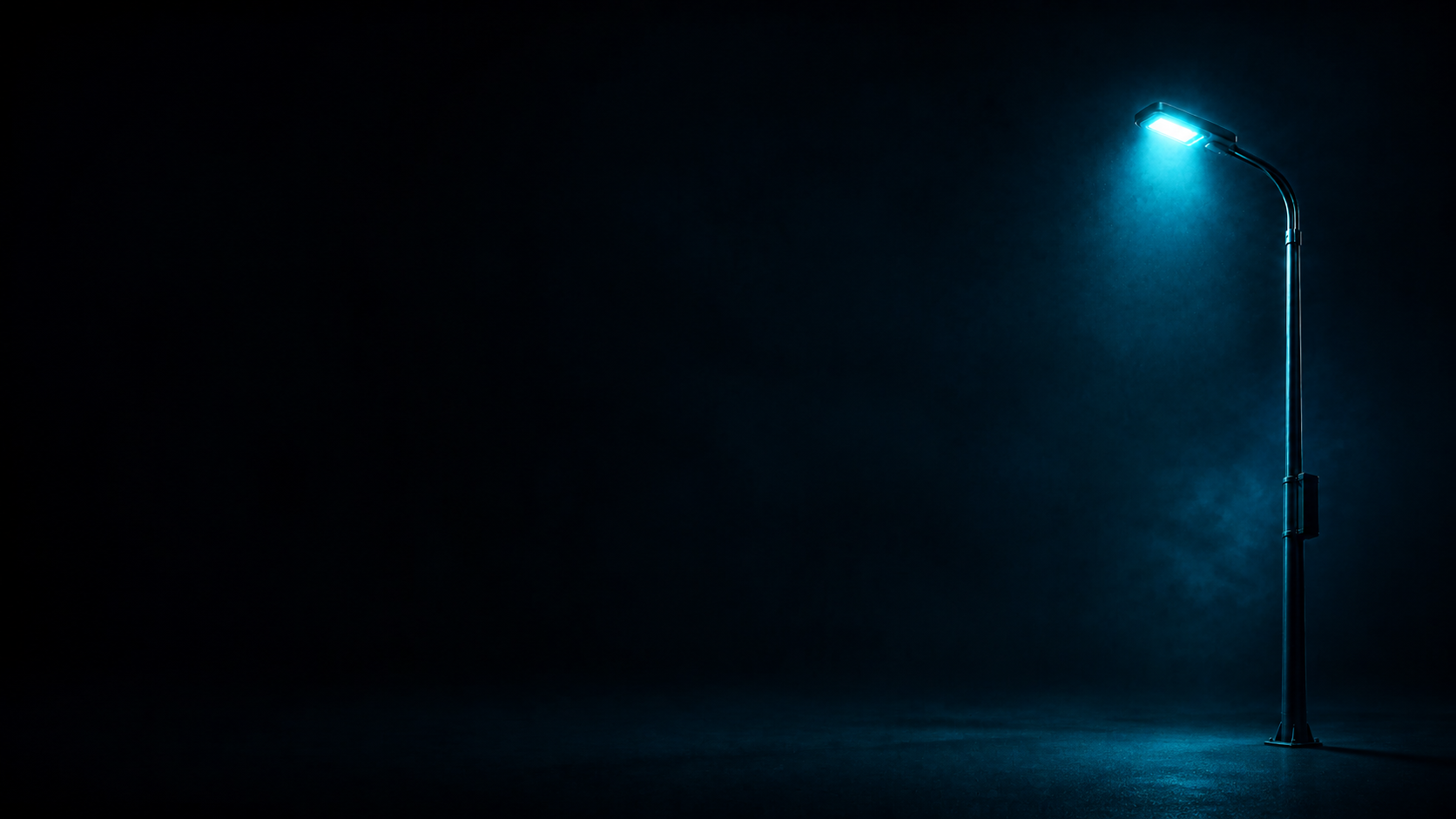 Poste de iluminação pública aceso à noite